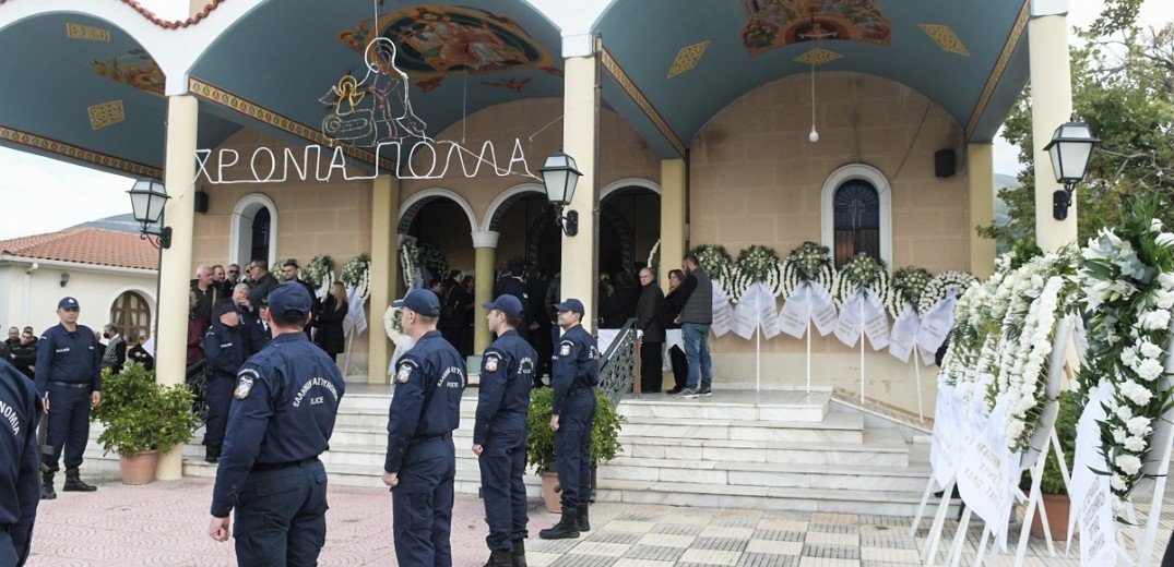 Πάτρα: Σε κλίμα οδύνης το τελευταίο αντίο στον 29χρονο αστυνομικό (βίντεο, φωτ.)