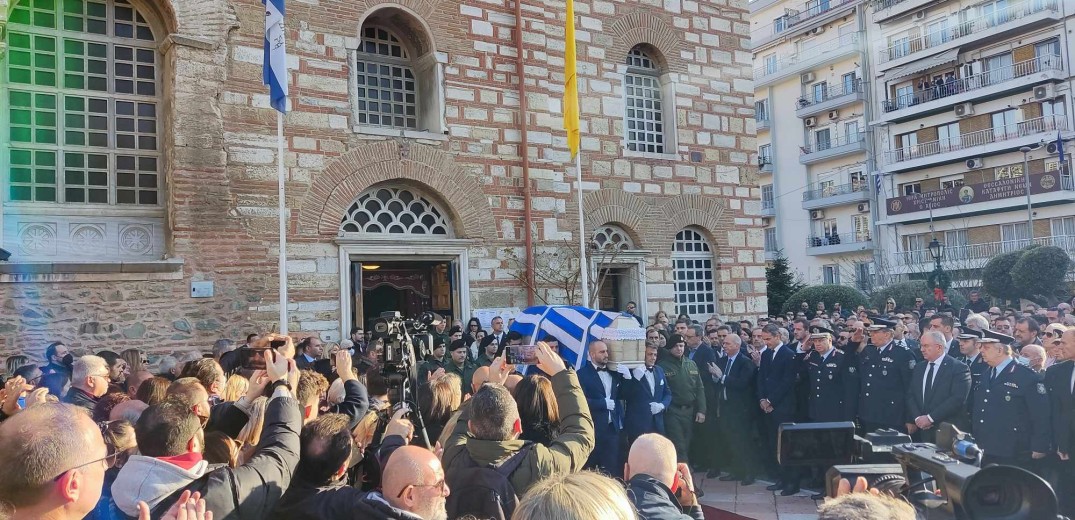 Κηδεία Γιώργου Λυγγερίδη: Με χειροκροτήματα και τις ιαχές «αθάνατος» και «ήρωας», το τελευταίο αντίο (βίντεο, φωτ.)