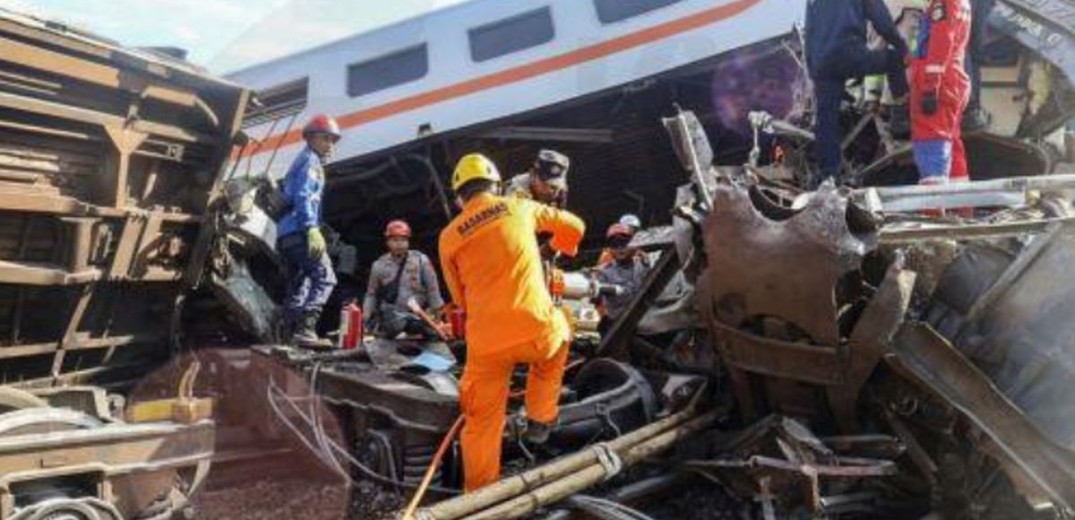 Τραγωδία στην Ινδονησία: Τρεις νεκροί και 28 τραυματίες μετά από σύγκρουση τρένων (βίντεο)