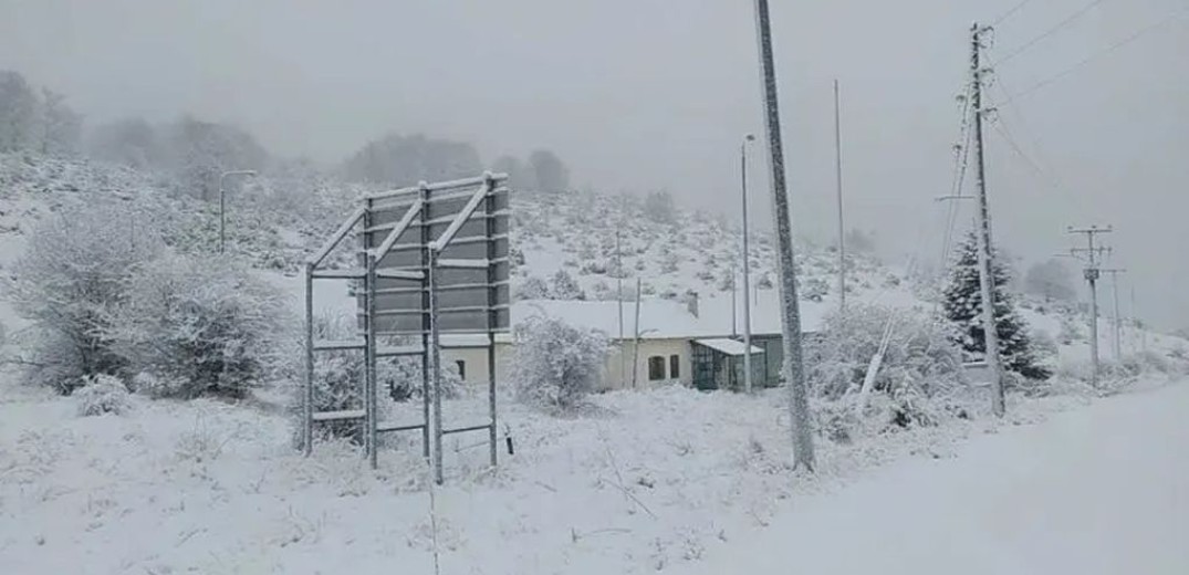 Λευκό τοπίο η Θεσσαλονίκη και η βόρεια Ελλάδα - Πού χρειάζονται αλυσίδες και τι θα γίνει με τα σχολεία (βίντεο & φωτ.)