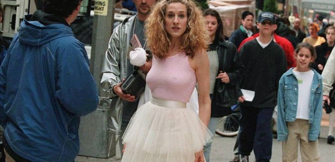 Η θρυλική τούλινη φούστα της Κάρι Μπράντσο από το «Sex and the City» πωλήθηκε σε τιμή - σοκ