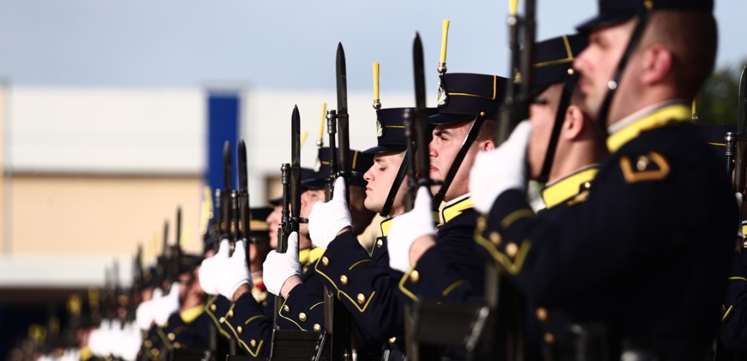 Στο ΦΕΚ η αύξηση των αποδοχών μαθητών των Σχολών των Ενόπλων Δυνάμεων και η αύξηση των «νυχτερινών» για τους ένστολους