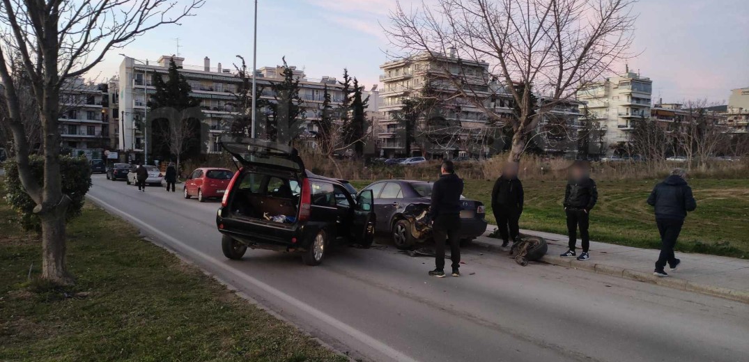 Θεσσαλονίκη: Όχημα προσέκρουσε σε σταθμευμένο αυτοκίνητο στην Πυλαία - Έκλεισε ο δρόμος