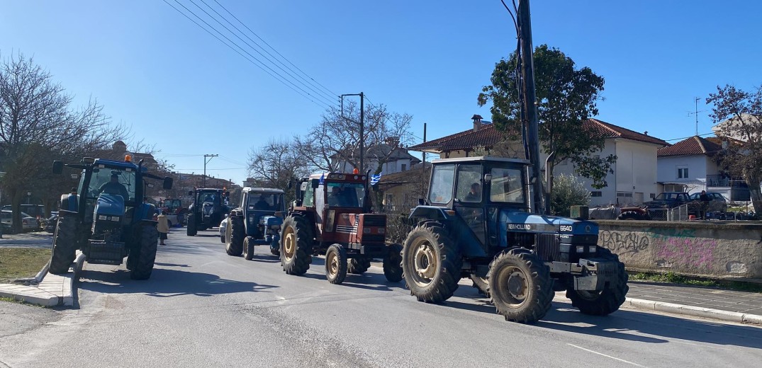 Επανομή: Ξεκίνησε η μηχανοκίνητη πορεία των αγροτών προς το Αεροδρόμιο Μακεδονία (βίντεο)