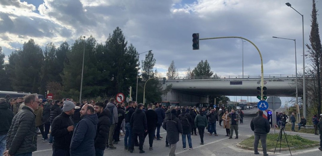 Στους δρόμους παραμένουν αγρότες και κτηνοτρόφοι της Λάρισας (βίντεο & φωτ.)