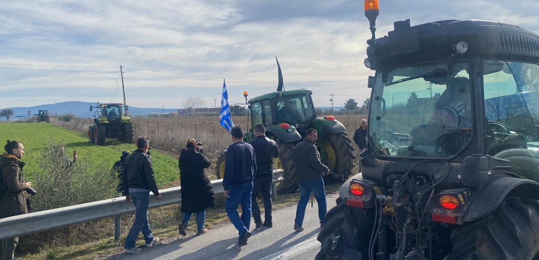 Επιμένουν οι αγρότες: Δίωρος αποκλεισμός το απόγευμα στον κόμβο των Μουδανιών