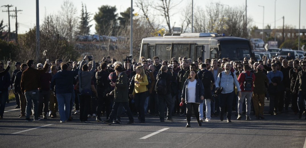 Ούτε βήμα πίσω από τους αγρότες: Κλείνουν τους δρόμους και μετρούν αντίστροφα για την κάθοδό τους στην Αθήνα