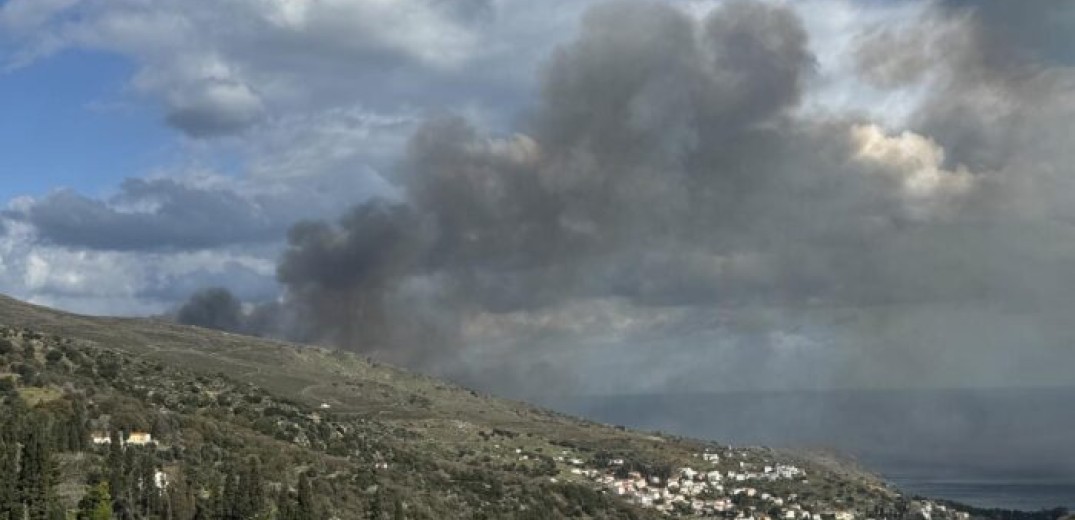 Μεγάλη φωτιά στην Άνδρο με ανέμους 5 - 7 μποφόρ (φωτ.)