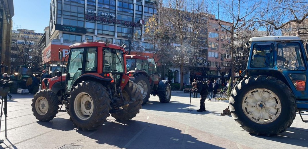 «Ζεσταίνουν» τις μηχανές των τρακτέρ οι αγρότες στα μπλόκα - Σήμερα το μεγάλο συλλαλητήριο στη Λάρισα