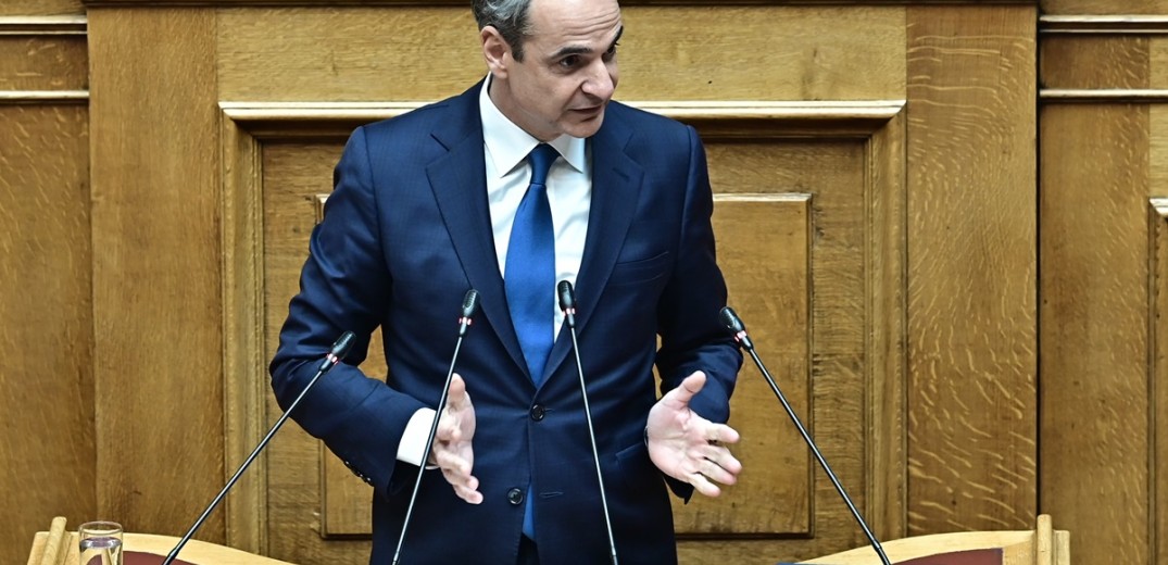 Politico: Προοδευτική στροφή Μητσοτάκη με το νομοσχέδιο για τα ομόφυλα ζευγάρια