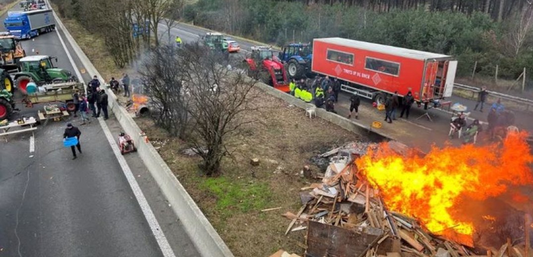 Ολλανδία: Αγρότες απέκλεισαν δρόμους και άναψαν φωτιές