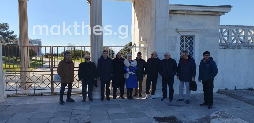 «Σώστε το Παλατάκι»: Πολίτες διαδήλωσαν έξω από το Κυβερνείο (βίντεο & φωτ.)