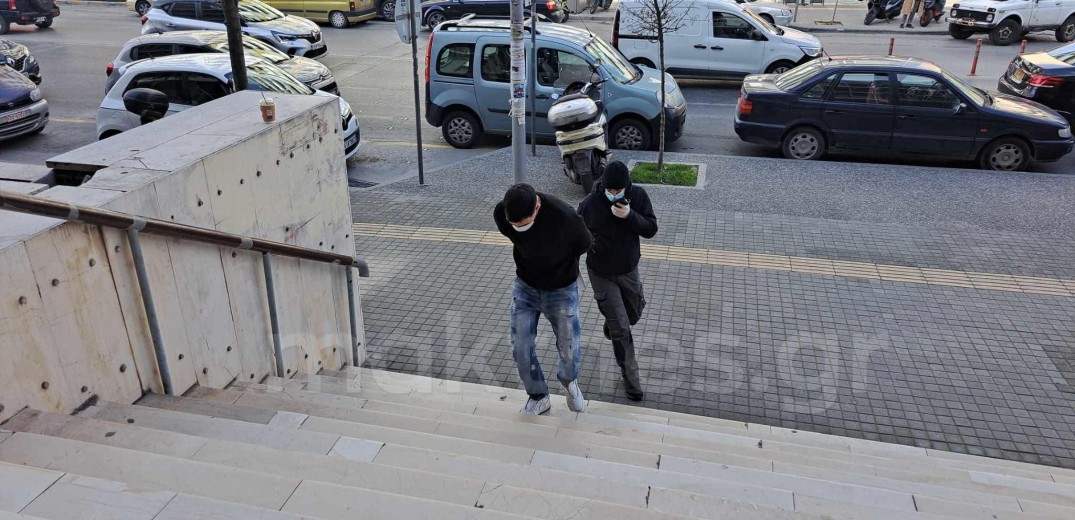 Θεσσαλονίκη: Παραδόθηκε στις αρχές ο φίλος του 25χρονου τράπερ που ξυλοκόπησε φοιτητή (βίντεο)