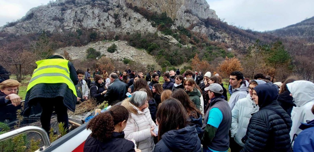 Αλεξανδρούπολη: Ομογενείς μαθητές φύτεψαν δέντρα στις πυρόπληκτες περιοχές (φωτ.)