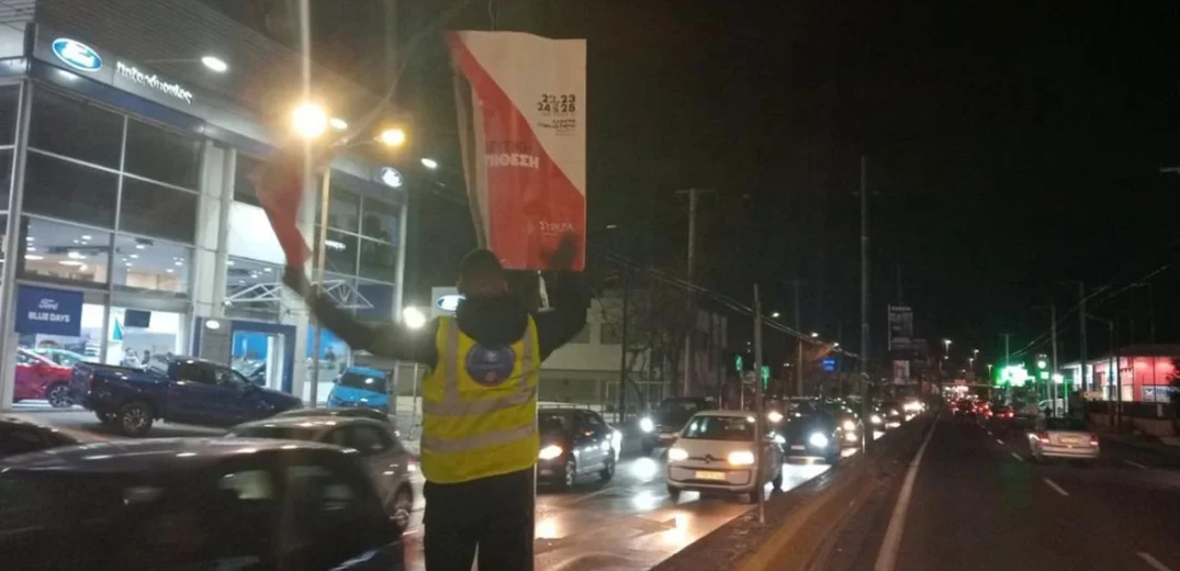 O Χαρδαλιάς «ξήλωσε» τις αφίσες του συνεδρίου του ΣΥΡΙΖΑ-ΠΣ από τους δρόμους της Αθήνας