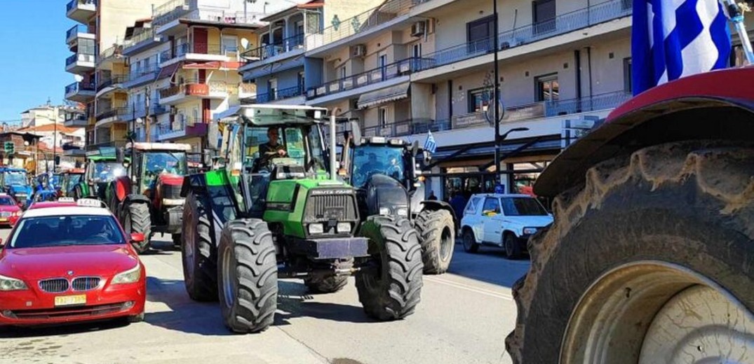 Οι αγρότες των Γρεβενών έκλεισαν με 50 τρακτέρ το κέντρο της πόλης (φωτ.)