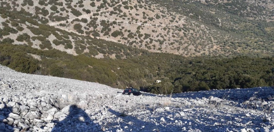 Αυτοκίνητο έπεσε σε γκρεμό στο δρόμο Τύρναβος – Ελασσόνα (φωτ.)