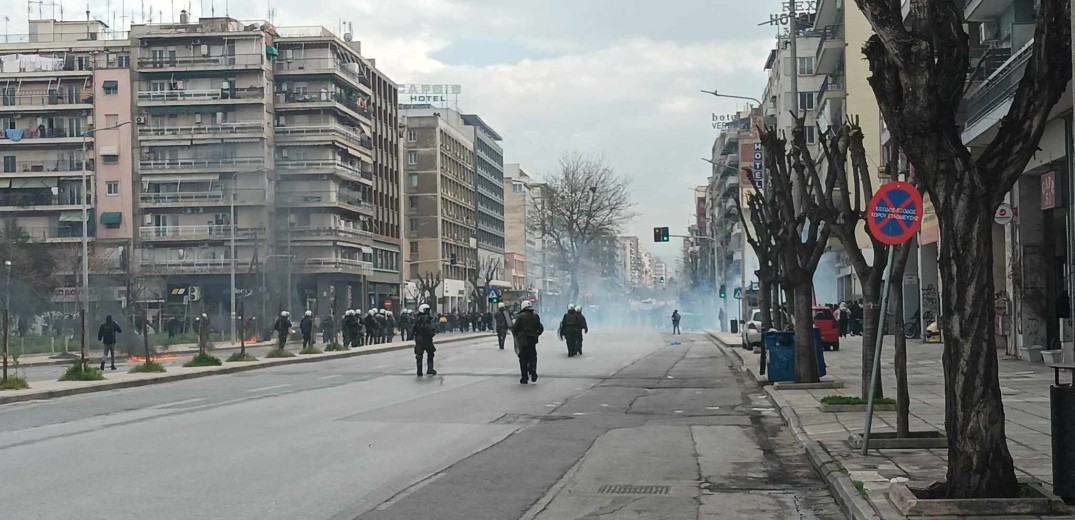 Θεσσαλονίκη: Πεδίο μάχης η Εγνατία - Μολότοφ, πετροπόλεμος και δακρυγόνα (βίντεο, φωτ.)