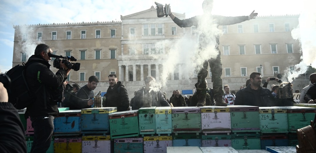 Χίλιοι μελισσοκόμοι έφτασαν στο Σύνταγμα - Θα συναντηθούν με Αυγενάκη (βίντεο)