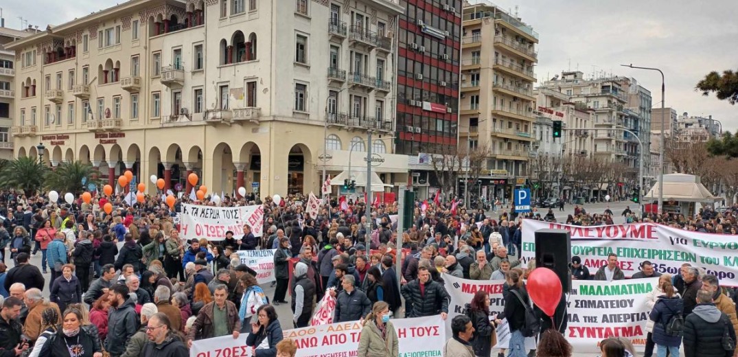 Θεσσαλονίκη: Στους δρόμους χιλιάδες διαδηλωτές ένα χρόνο μετά την τραγωδία των Τεμπών με την ιαχή «Αθάνατοι» (βίντεο, φωτ.)