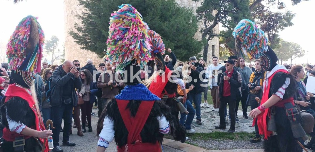 Θεσσαλονίκη: «Πλημμύρισε» από κωδωνοφόρους η παραλιακή- Η ιστορία του εθίμου (βίντεο, φωτ.)