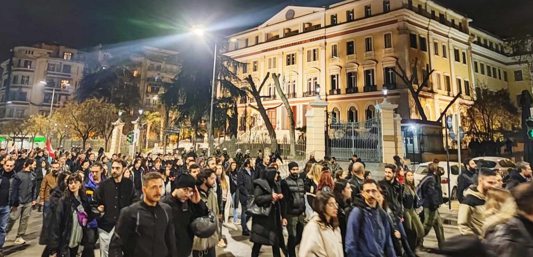 Θεσσαλονίκη - Συγκέντρωση στον ΟΣΕ και πορεία για τα Τέμπη: «Το αίμα δεν έχει στεγνώσει - Όχι στη συγκάλυψη» (φωτ.)