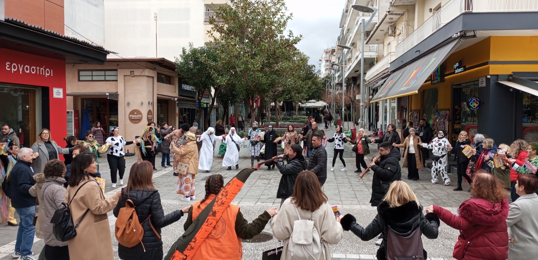 Καρναβαλιστές από τον Πολύγυρο ξεσήκωσαν την Καλαμαριά (φωτ.)