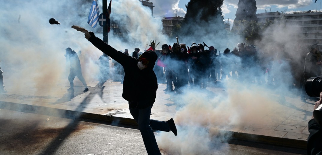 ΕΛ.ΑΣ: 3 συλλήψεις και 14 προσαγωγές στα επεισόδια στην Πλατεία Συντάγματος-