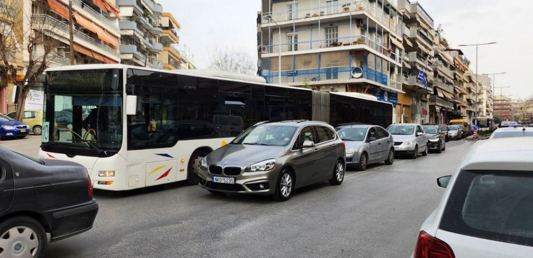 Θεσσαλονίκη: Επιβάτες εντόπισαν «πορτοφολά» σε λεωφορείο του ΟΑΣΘ - Ο οδηγός «σφράγισε» τις πόρτες