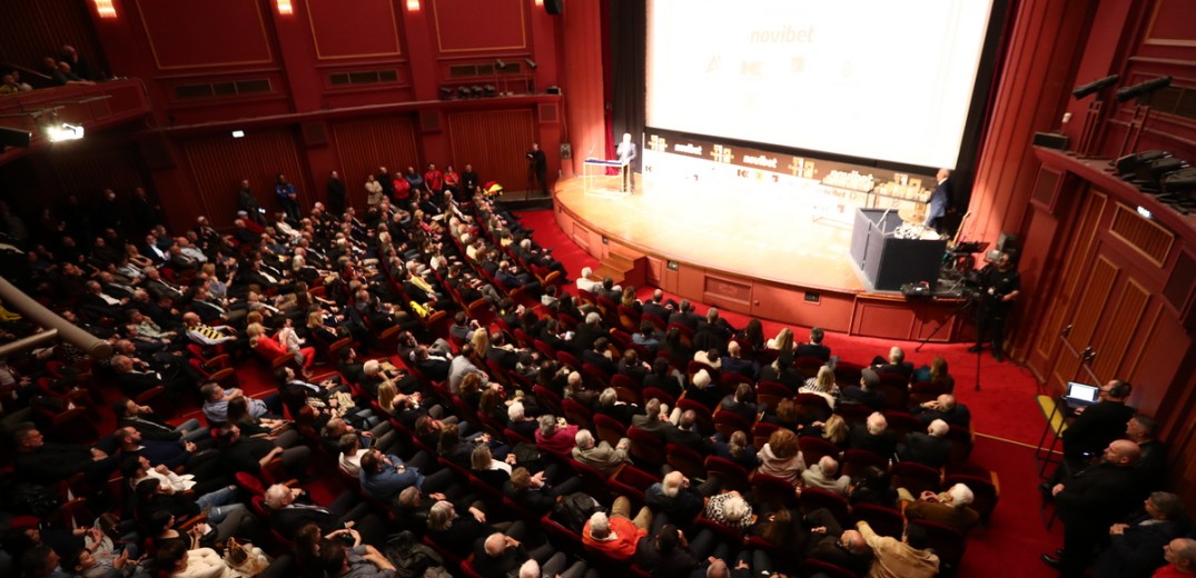 «Χρόνια πολλά, αγάπη μου γλυκιά. Και στα 1000 εγώ θα στο τραγουδώ απ&#x27; τον ουρανό»: Σείστηκε το Ολύμπιον στα γενέθλια του Άρη (βίντεο)