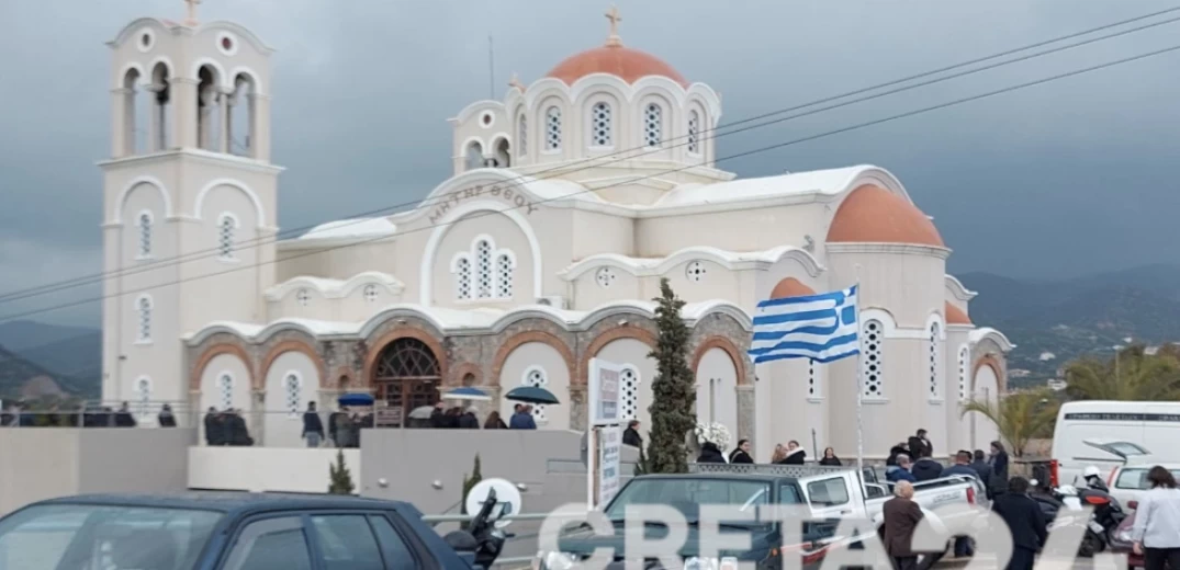 Κρήτη: Σε κλίμα οδύνης η κηδεία του Μανώλη που σκοτώθηκε από φωτοβολίδα (φωτ.)