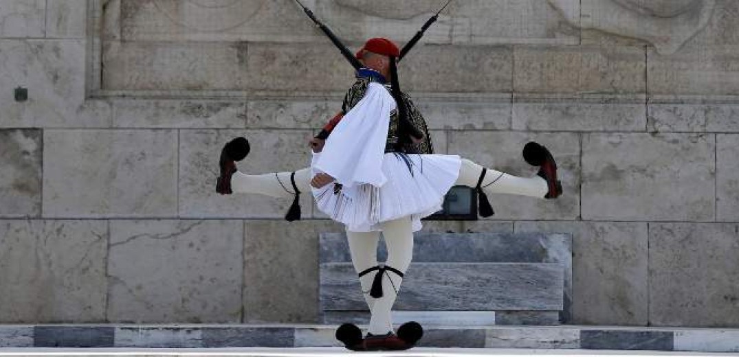 Λιποθύμησε Εύζωνας της Προεδρικής Φρουράς (φωτ.)