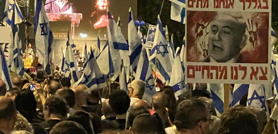 Χιλιάδες πολίτες διαδηλώνουν έξω από την Κνεσέτ στο Ισραήλ - «Νετανιάχου και κυβέρνηση είστε ο προδότης» φώναξε η μάνα ομήρου (βίντεο)