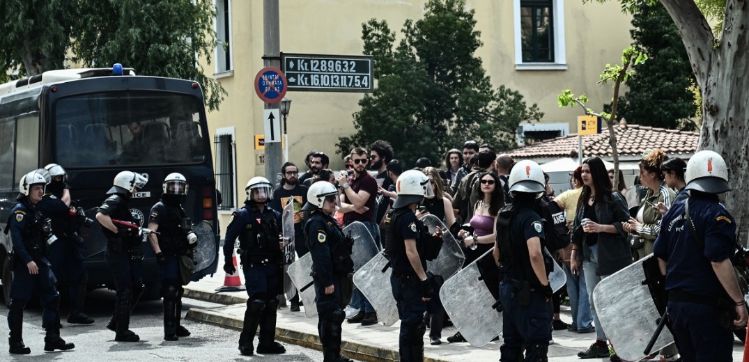 Δολοφονία 28χρονης: Ένταση  και χημικά έξω από τα ανακριτικά γραφεία - Τι θα υποστηρίξει ο 39χρονος