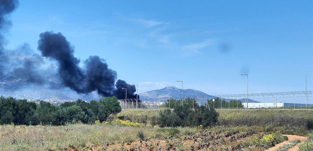 Φωτιά κοντά στο αεροδρόμιο «Ελ. Βενιζέλος» - Καίγεται αποθήκη (βίντεο)