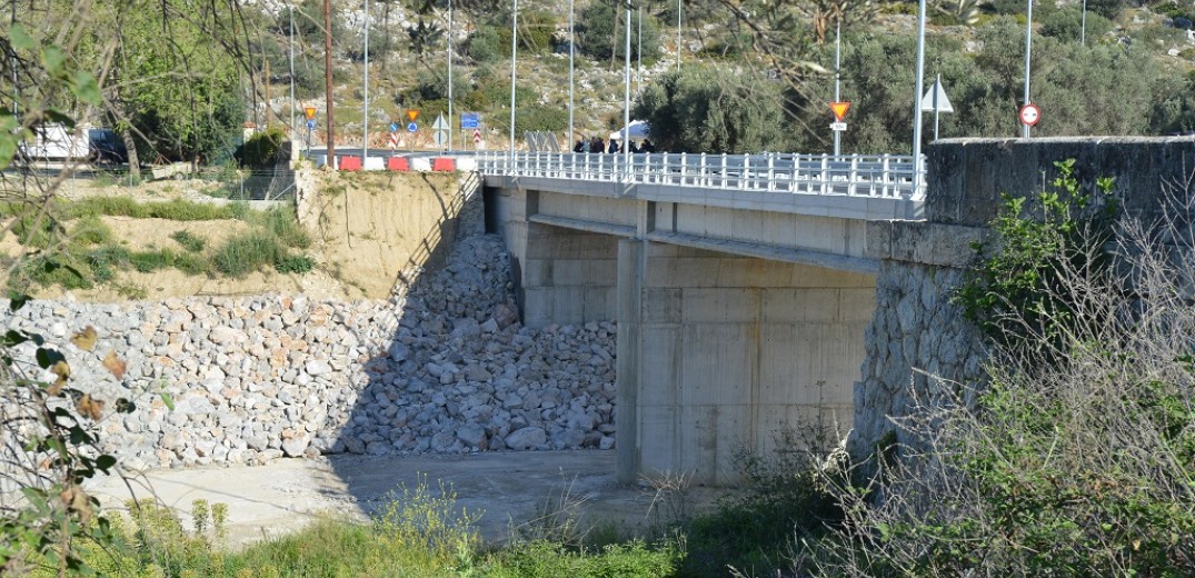 Δόθηκε στην κυκλοφορία η γέφυρα στα Φύλλα της Εύβοιας (φωτ.)