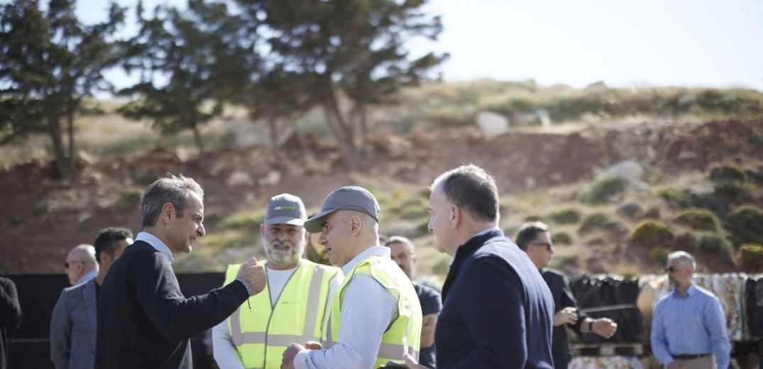 Ο Κ. Μητσοτάκης στην Τήλο, το πρώτο νησί του κόσμου που δεν θάβει ούτε μια σακούλα απορρίμματα (φωτ.)