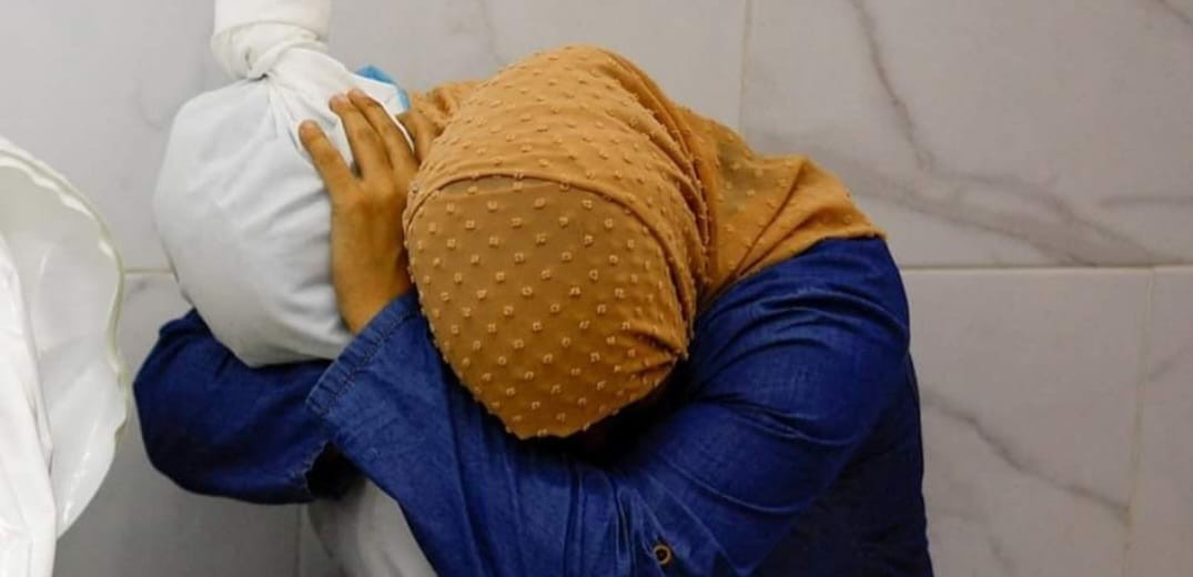 World Press Photo: Πρώτο βραβείο στη φωτογραφία της Παλαιστίνιας που κρατά στην αγκαλιά της το σαβανωμένο σώμα της ανιψιάς της
