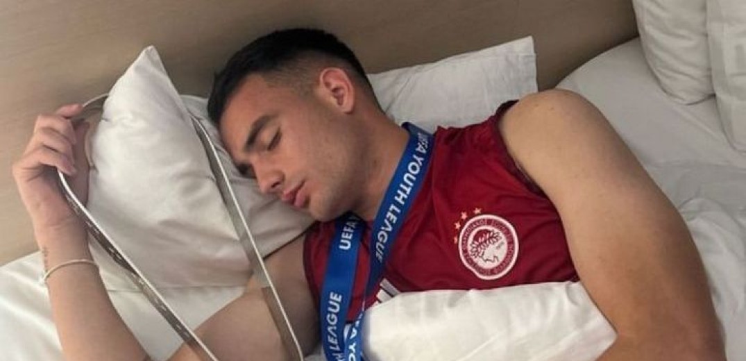 Νεαρός ποδοσφαιριστής του Ολυμπιακού αντέγραψε τον Μέσι και κοιμήθηκε αγκαλιά με το τρόπαιο