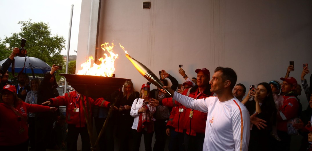 Θεσσαλονίκη: Εν μέσω βροχής έφτασε η Ολυμπιακή φλόγα (βίντεο, φωτ.)