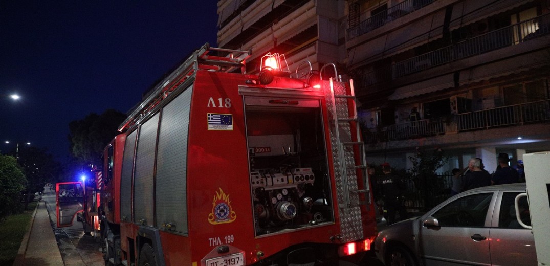 Φωτιά σε διαμέρισμα στην Αθήνα - Απεγκλωβίστηκε από το μπαλκόνι μια οικογένεια