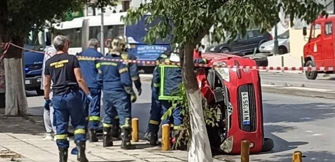 Θεσσαλονίκη: Σύγκρουση ΙΧ με ταξί στην Λαγκαδά - Εγκλωβίστηκε οδηγός (Φωτ.)