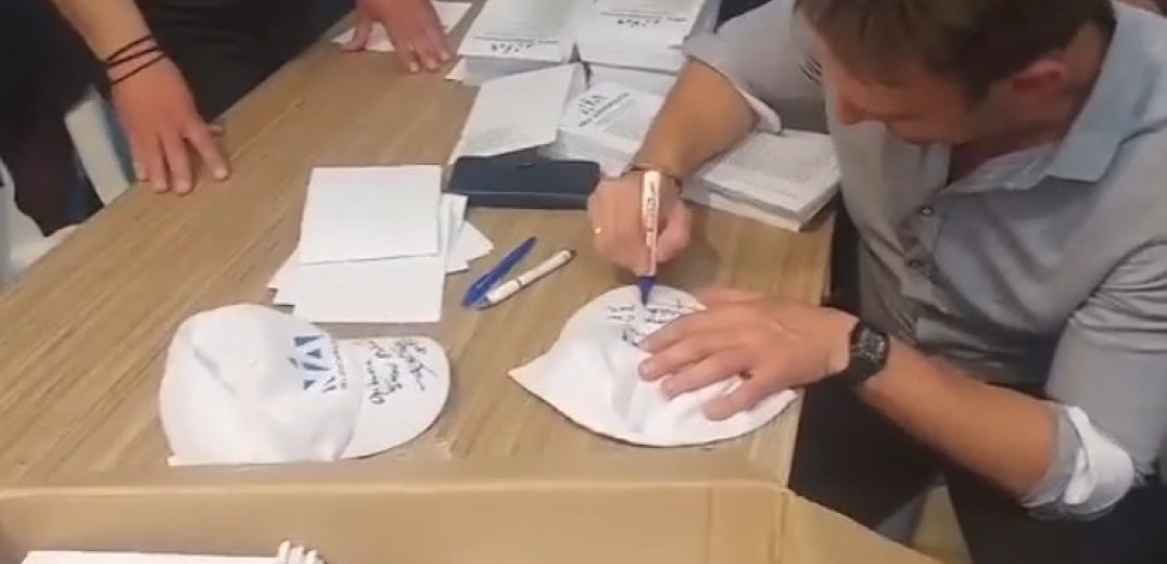 Κιλκίς:  Ο Κασσελάκης  «μπούκαρε» στα γραφεία της ΝΔ και υπέγραψε σε καπελάκια (βίντεο)