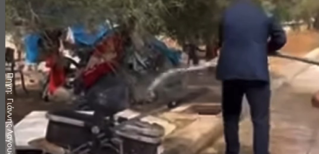 Δείτε βίντεο: Δήμαρχος καταβρέχει με μάνικα αντικείμενα οικογένειας Ρομά
