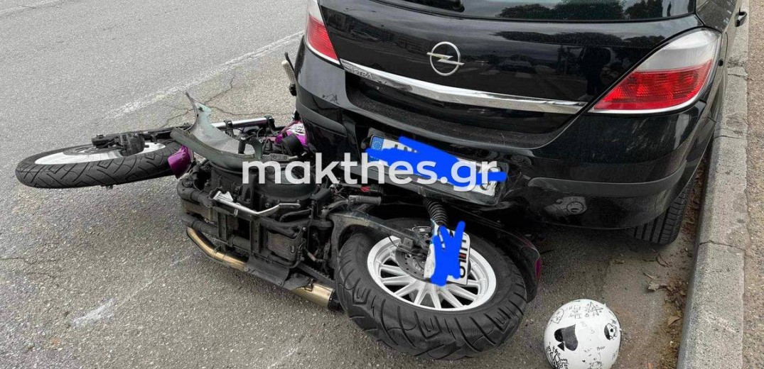 Θεσσαλονίκη: Μοτοσικλέτα σφήνωσε κάτω από αυτοκίνητο - Στο νοσοκομείο ο οδηγός