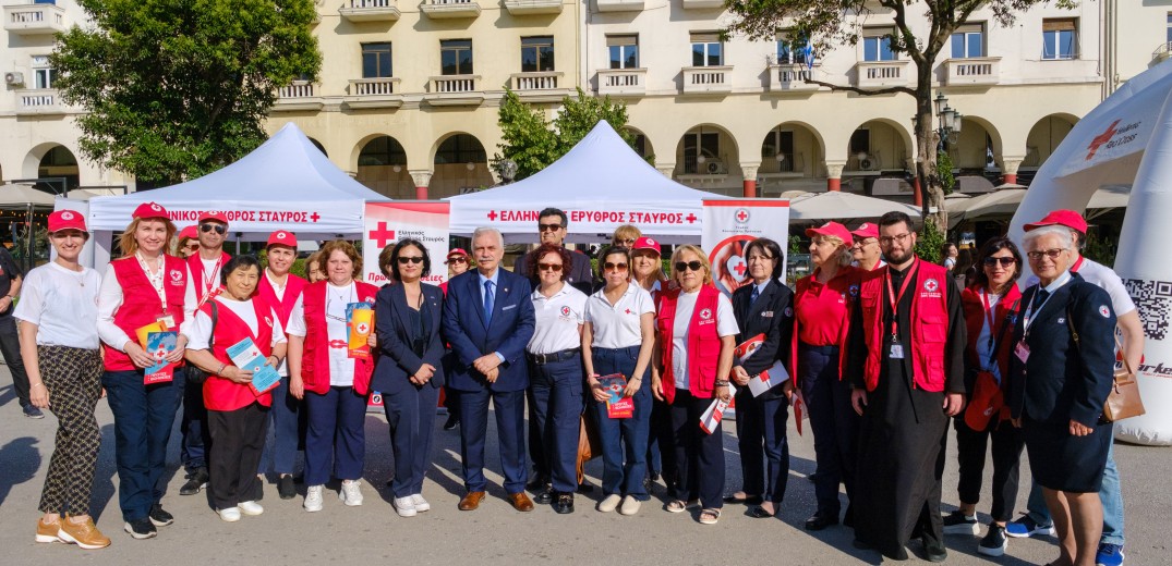 Θεσσαλονίκη: Εντυπωσιακή η επίδειξη πρώτων βοηθειών σε τροχαία ατυχήματα από τον Ερυθρό Σταυρό (βίντεο, φωτ.)