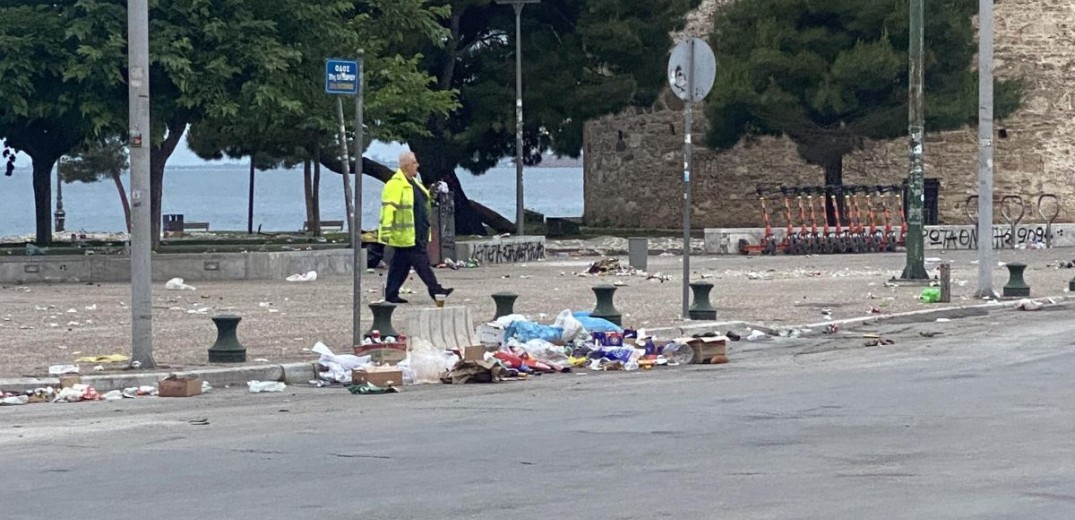 Θεσσαλονίκη: Το πανηγύρισαν αλλά άφησαν πίσω τους... σκουπίδια (φωτ.)