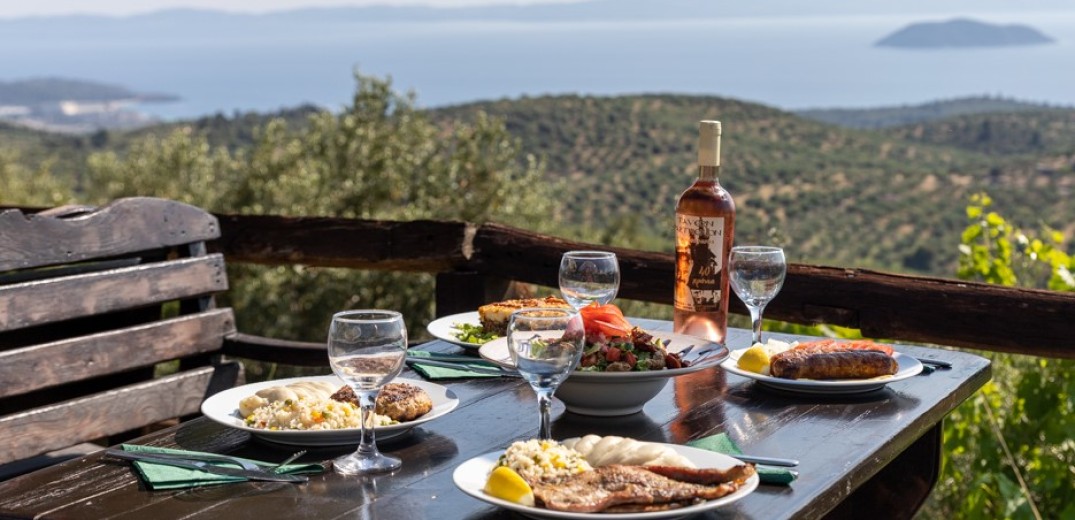 Paul’s Tavern στον Παρθενώνα Χαλκιδικής: Μοναδικά γεύματα σε υψόμετρο, με θέα στον Τορωναίο κόλπο