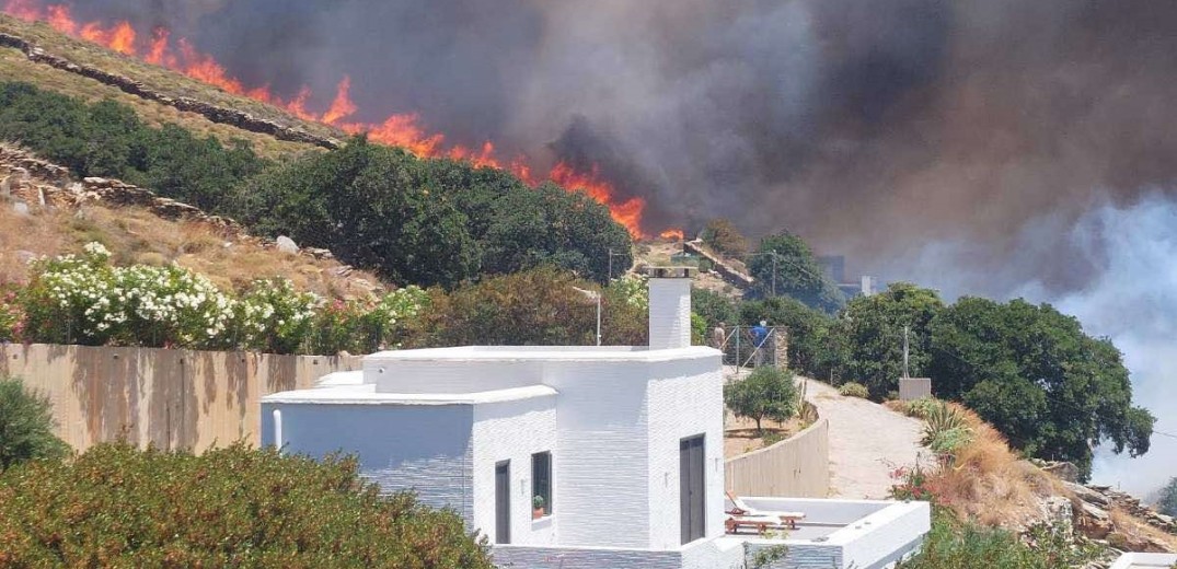 Μεγάλη φωτιά στην Άνδρο, εκκενώθηκαν τέσσερις περιοχές