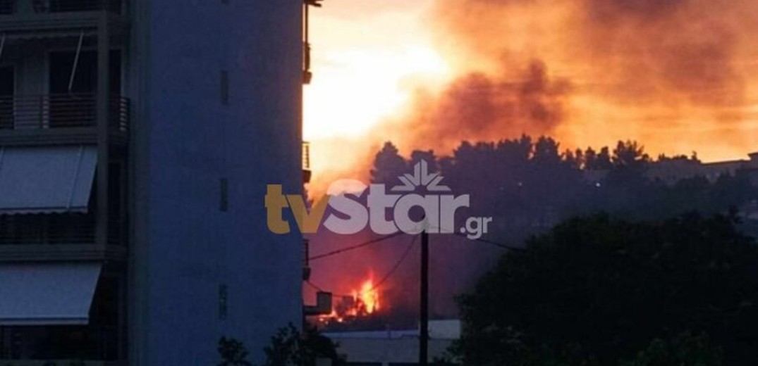 Ξέσπασε φωτιά στο κέντρο της Λειβαδιάς - Καίει κοντά σε σπίτια και στο νοσοκομείο (βίντεο)